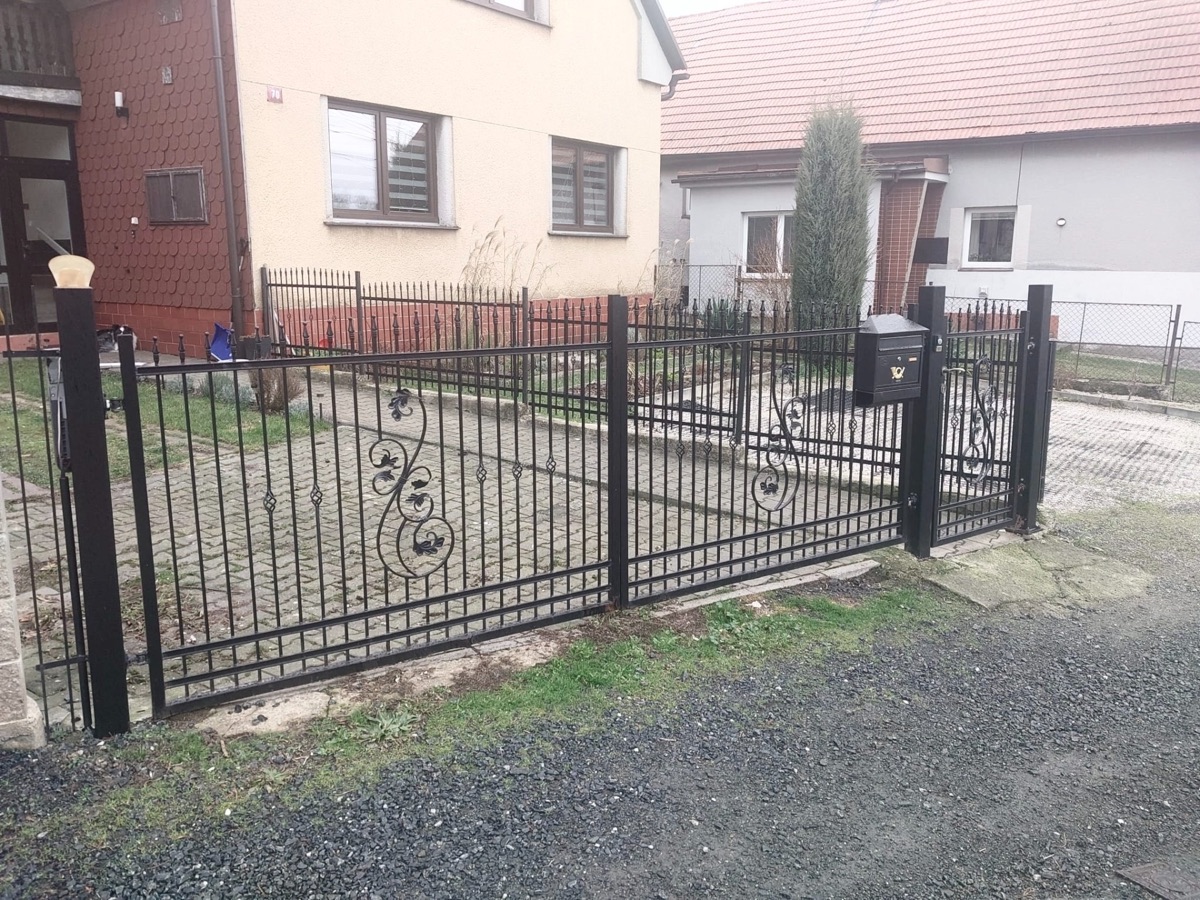 Kovaná brána a oplocení