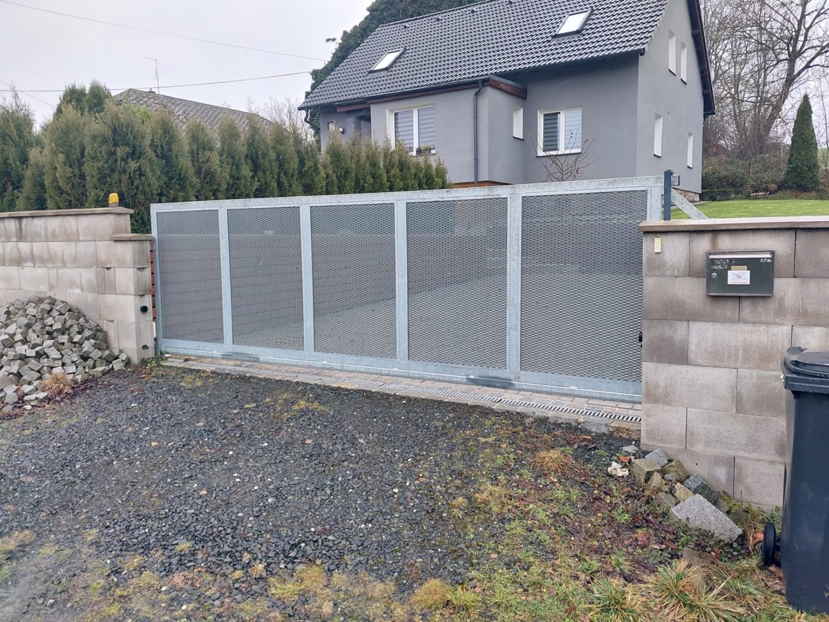 Brána s tahokovem